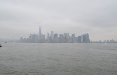 Obraz premium Spring in New York: Hazy Lower Manhattan Skyline on an Overcast Day