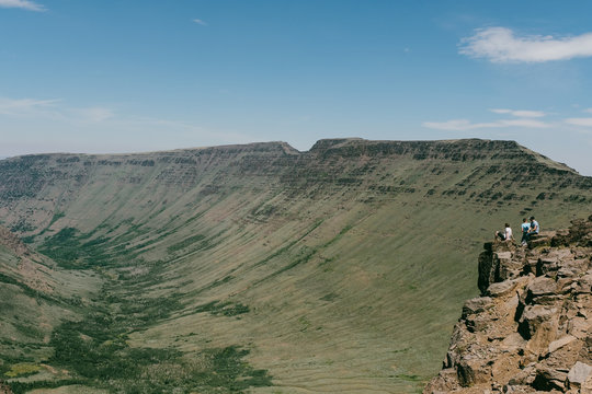 exploring kiger gorge scenic overlook on a spring day
