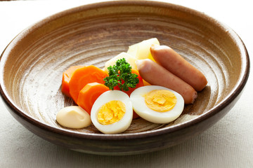 茹でた野菜と卵とウィンナー