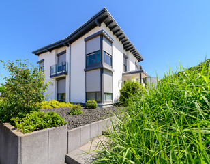 moderne Stadtvilla mit Garten