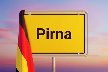 Pirna. Gelbes Schild/Ortsschild. Flagge von Deutschland hängt darüber. Himmel mit Sonnenuntergang oder Sonnenaufgang