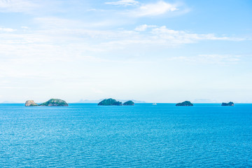 Fototapeta na wymiar Beautiful outdoor sea ocean with white cloud blue sky around with small island around Samui island