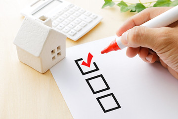 チェックマーク　Red check mark in checklist