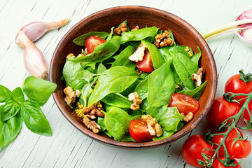 Green salad with spinach and sorrel