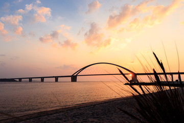 Tolle Stimmung der Fehmarnsundbrücke bei Sonnenuntergang - obrazy, fototapety, plakaty