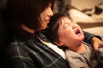 泣く男の子