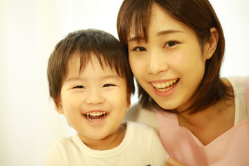 笑顔の男の子と保育士イメージ
