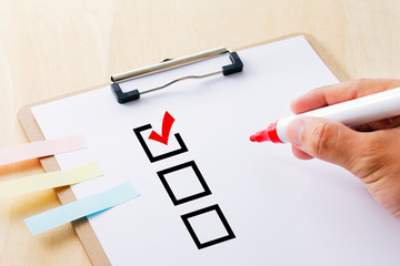 チェックマーク　Red check mark in checklist