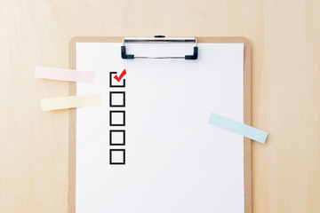 チェックマーク　Red check mark in checklist