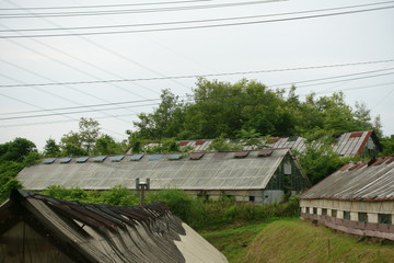 日本の農家の壊れたガラスハウス