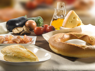 Verduras frescas, quesos, pan de hozaba y  rosca de pan. Fresh vegetables, cheeses, hozaba bread and bread roll - obrazy, fototapety, plakaty