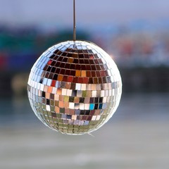 Dekorative Diskokugel  mit Spiegelungen im Abendlicht