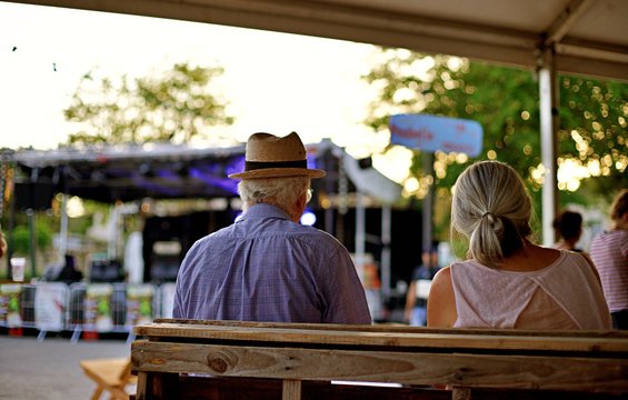 Couple de grands parents sur un banc - Les amoureux pendant un concert de musique