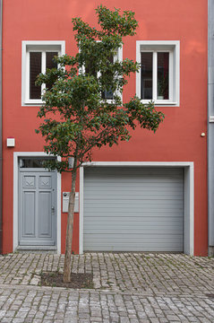 Fassade von sch&ouml;n renoviertem Haus mit modernem Flair