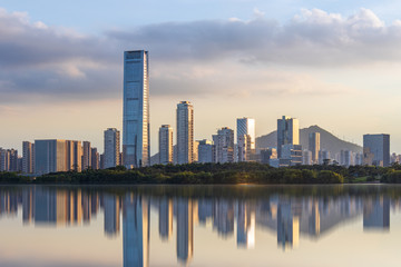 Obraz premium Dzielnica finansowa Shenzhen Bay Houhai o zmierzchu