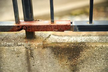 錆びた柵・コンクリートブロック