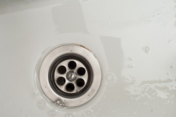 Debris-free net for draining water from a white ceramic sink