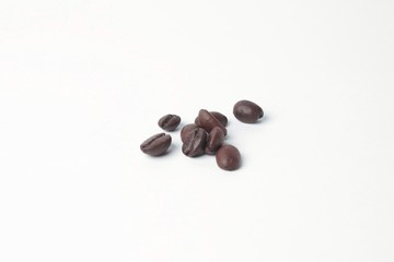 Naklejka premium coffee beans white background isolated