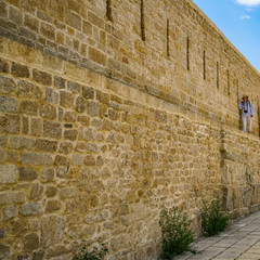 The inner wall of Dag-Kapa - the western (mountain) gate of the Naryn-Kala fortress. A half-meter-wide walkway is laid along a wall at a height of four meters and creates unique sensations