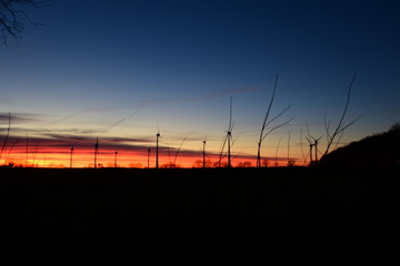 Fototapeta na wymiar Sonnenuntergang, Windrotoren