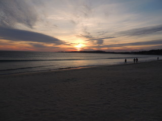 Puesta de sol y resplandor del atardecer en la playa de La Lanzada (O Grove, España). 27 de agosto...