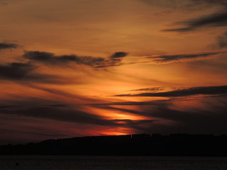 Puesta de sol y resplandor del atardecer en la playa de La Lanzada (O Grove, España). 27 de agosto...