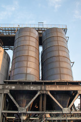 Teile einer Carbonfabrik, Blick auf zwei Silos