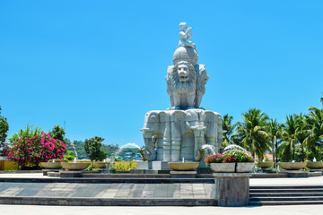 Obraz premium Fountain in shape of lions with elephants of stone with flowers in the park
