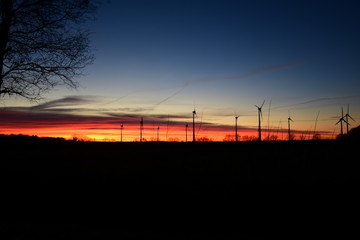Sonnenuntergang mit Rotoren