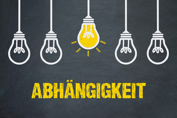 Abhängigkeit / Tafel mit Glühbirnen