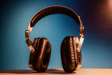 Drewniano- skórzane audiofilskie słuchawki rzemieślniczo wykonane z piękną stylistyką