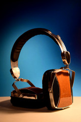 Drewniano- skórzane audiofilskie słuchawki rzemieślniczo wykonane z piękną stylistyką - obrazy, fototapety, plakaty
