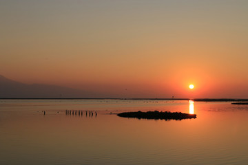 Obraz premium sunset on the lake