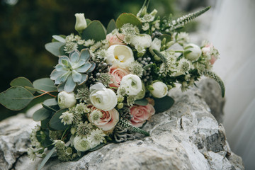 Obraz na płótnie Canvas Beautiful wedding bouquet. A bouquet of beautiful fresh flowers.
