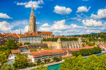 Bern mit Münster und Münsterplattform über der Aare, Schweiz