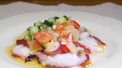 タコのカルパッチョを野菜とともに