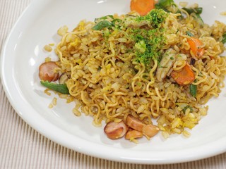 短く切った焼きそばを混ぜたチャーハン