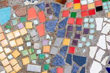 Künstlerisches Mosaik aus verschiedenfarbigen und unterschiedlich großen Mosaiksteinchen und...