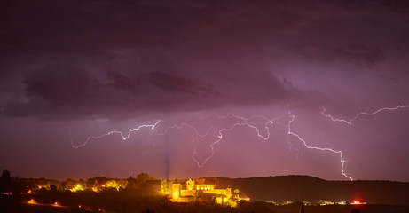 Blitze bei Gewitter und Unwetter über Burg Stettenfels