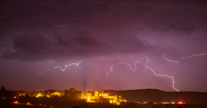 Blitze bei Gewitter und Unwetter &uuml;ber Burg Stettenfels