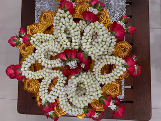 Flower garland on the pedestal tray