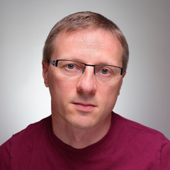 Mann mit Brille Portrait frontal