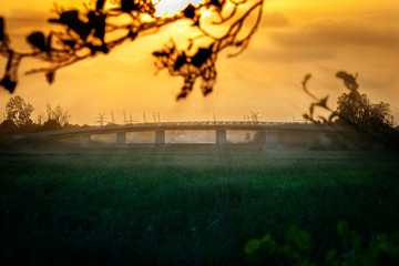 Naklejka na ściany i meble Brücke im Sonnenuntergang