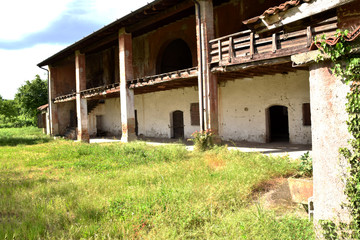 Fototapeta na wymiar An old farmhouse abandoned in the Brescia countryside