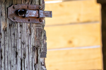 Offener alte marode Holztür mit Metallriegel - Einbruch, Diebstahl und Verbrechen?