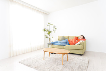 家で仮眠を取る女性