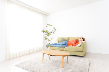 家で仮眠を取る女性
