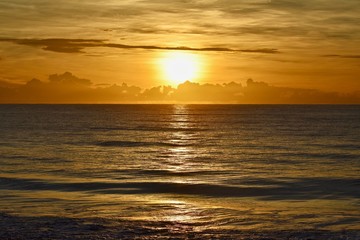Obraz premium Sunrise over ocean and clouds