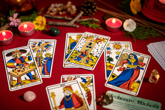 Tarot de Marseille tirage de carte divinatoire en cartomancie
