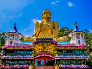 Obraz premium DAMBULLA, SRI LANKA - JANUARY 4, 2016: View of the entrance of the Dambulla Golden Temple